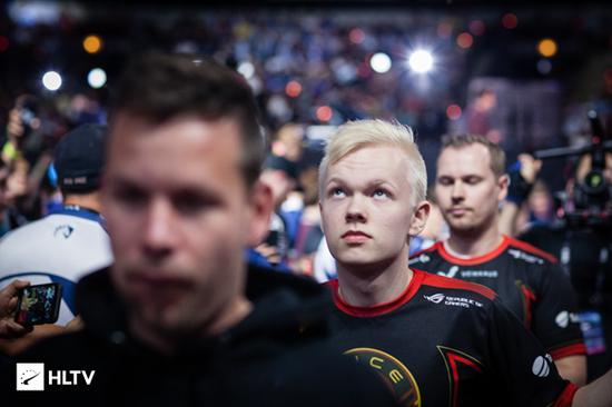 全球首台大型氨燃料船舶主机成功装船推动绿色航运发展